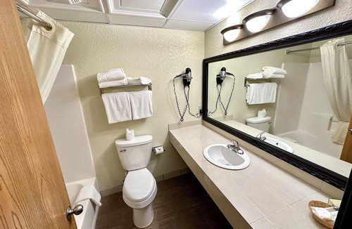 Mackinaw City Hotel | Mackinaw Beach & Bay Inn & Suites