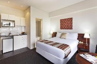 Elizabeth Bay Hotel | Macleay Hotel