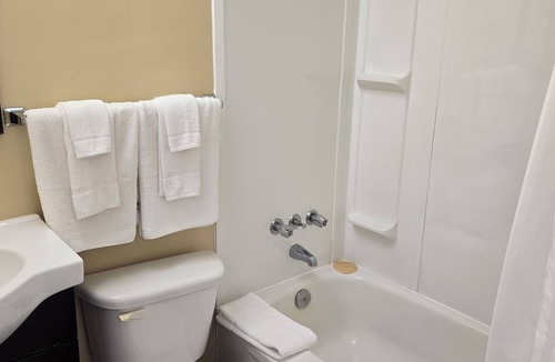 Groves Point Hotel | MacNeil's Motel