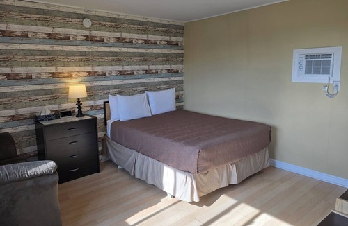 Groves Point Hotel | MacNeil's Motel