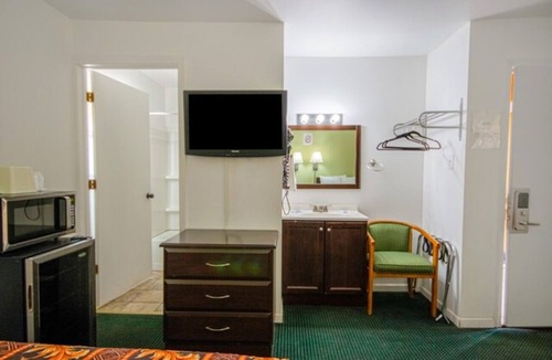 Macon Hotel | Macon Rest Spot | Modern Comforts w/Breakfast | Free Parking & Wi-Fi