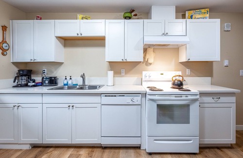 Southeast Salem Apartment | Mad Men Retro Style w/Record Player