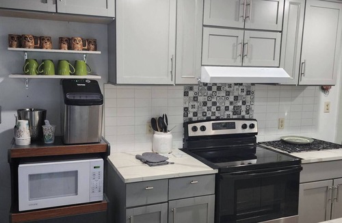 Many House | Madea's Place Unit B