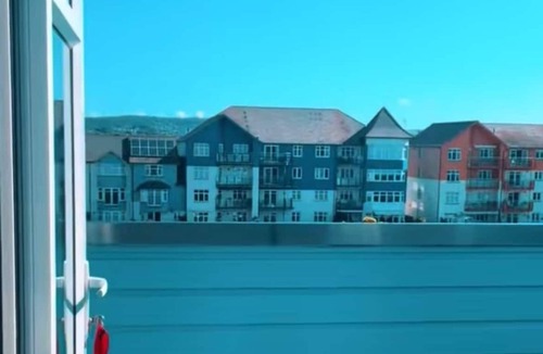 Exmouth Apartment | Madison Wharf Waterside Balcony