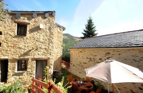 Jujols House | Madres Coronat