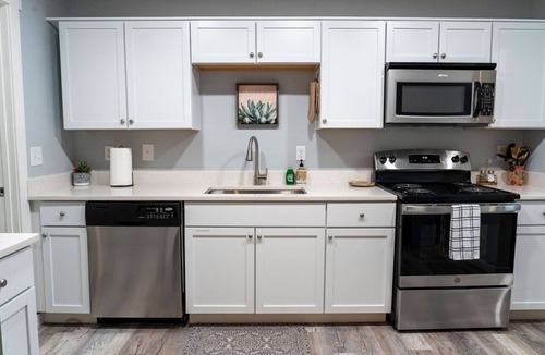 North Charleston House | Madrona's Cottage B