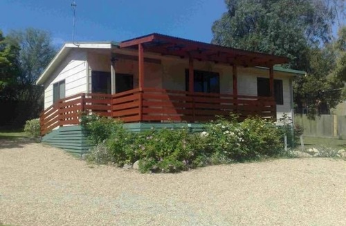 Metung Cottage | Maeburn Cottages - Self-contained Lakeside Getaway