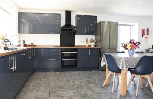 Llanyre House | Maen Llwyd