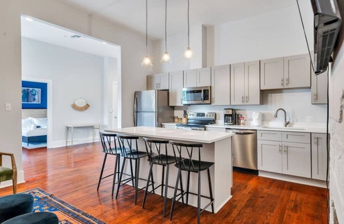 Faubourg Delachaise Apartment | Magazine St. Retreat | Outdoor Balcony + Parking