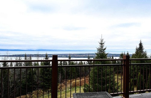 Saint-Joseph-de-la-Rive Ski Chalet | Magic Chalet: Breathtaking River View, Spa in Les Éboulements
