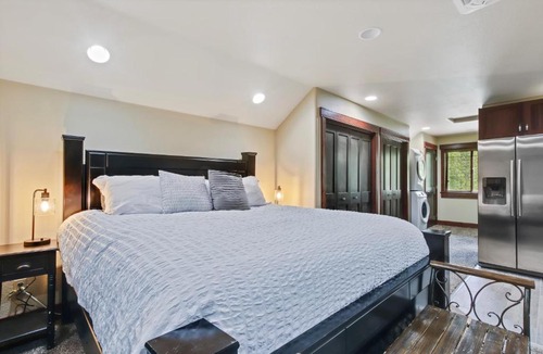 McCall House | Magic McCall Cabin and Studio for Larger Groups