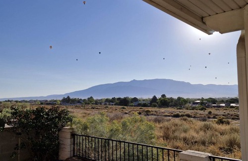 Rio Rancho House | Magic Mountain Hot Air Balloon Sunsets - 3 Bed, 2 Bath - Jacuzzi Tub & Fireplace