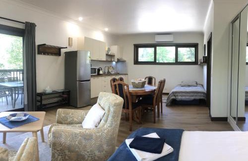 Marysville Apartment | Magic Oak Getaway