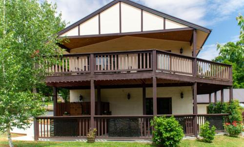 Marysville Apartment | Magic Oak Getaway