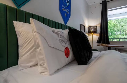 Eureka Springs Historic District Hotel | Magic Room, #9 3/4 at Glory Dayz!
