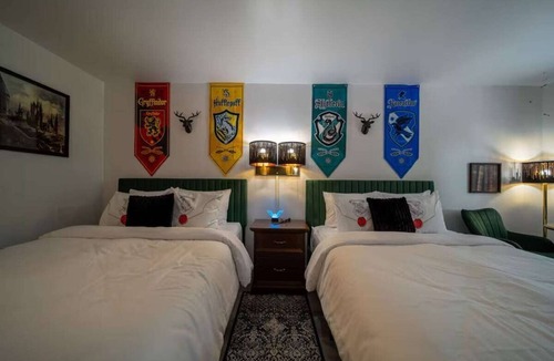 Eureka Springs Historic District Hotel | Magic Room, #9 3/4 at Glory Dayz!
