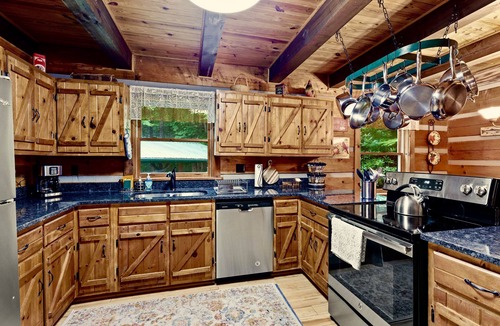 Hot Springs Cabin | Magic winding falls cabin