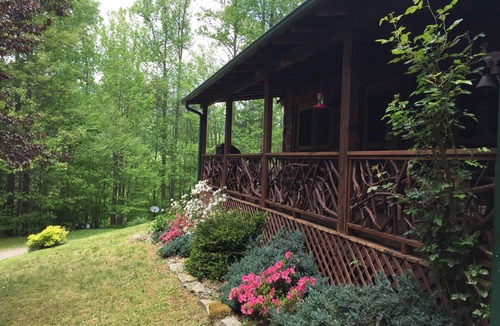 Hot Springs Cabin | Magic winding falls cabin