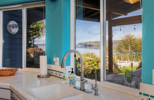 Kingston House | Magical 4 Bed Beachfront Cottage Getaway