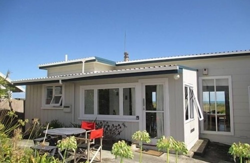 Waitarere Beach House | Magical Beach Kiwi Bach