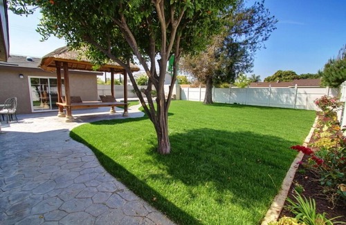 Anaheim Resort House | Magical Disneyland Escape – Walk to Park + Watch Fireworks from a Huge Backyard!