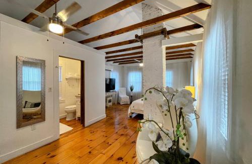 Marblehead House | Magical Little Home in Historic District I Parking I Rustic Luxury I Outdoor Seating