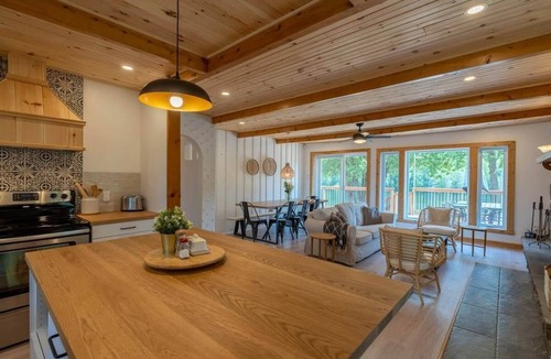 Amherst Ski Chalet | Magical Moments Hot tub & Swimmable Lake