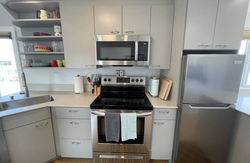 Marina District Apartment | Magical Penthouse Hideaway + Deck = 360' Views!