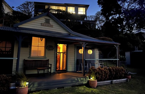 Marks Point Cottage | Magical Private Waterfront Iona Cottage