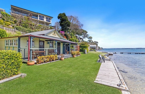 Marks Point Cottage | Magical Private Waterfront Iona Cottage