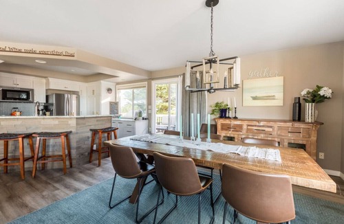 Park Hill House | Magical Retreat! Contemporary and Cozy Park Hill!