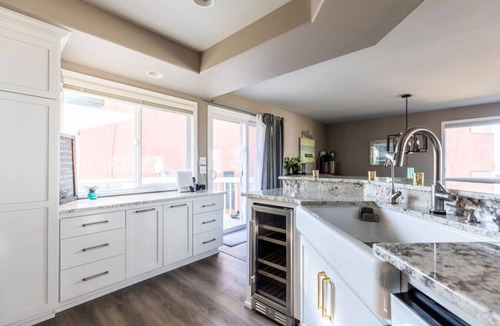 Park Hill House | Magical Retreat! Contemporary and Cozy Park Hill!