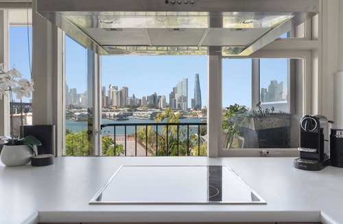McMahons Point Apartment | Magical Sydney Escape with Harbour Views & Parking