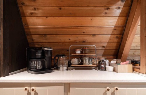 Huntsville Cabin | Magical TreeHouse I Hot Tub, Fireplace, Pets OK