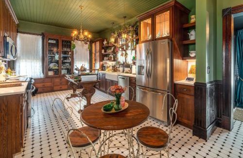 Anna House | Magical Victorian near hiking wine trail