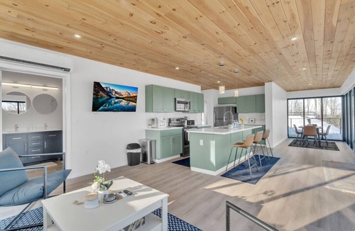 Little Valley Apartment | Magical views, luxury living container house