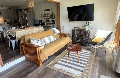 Ashford Cottage | Magical Waterfront Cottage! Pet friendly!