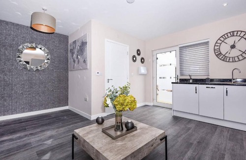 Runnymede Apartment | MAGNA HOUSE #FLAT4