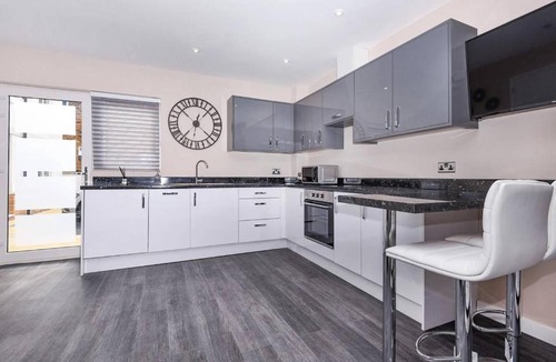 Runnymede Apartment | MAGNA HOUSE #FLAT4