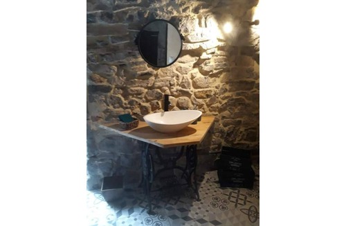 Saint-Andre-de-Cruzieres Bed & Breakfast | Magnificent room in a vaulted stone cellar