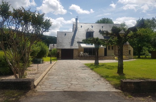 Allassac House | Magnificent gite les Periéres: comfortable gite with jacuzzi, air conditioning, .