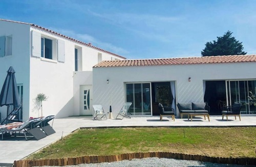 Cheray Villa | Magnificent architect-designed villa/heated pool