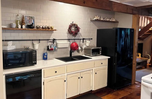 Guelph House | Magnificent 1867 Coach House, private patio, 2 minute walk to downtown