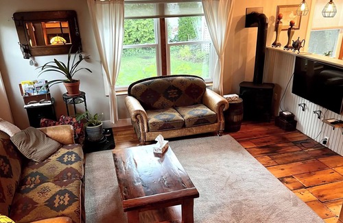 Guelph House | Magnificent 1867 Coach House, private patio, 2 minute walk to downtown