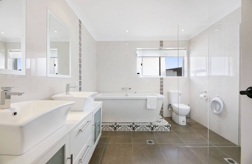 Benowa House | Magnificent 4-Bed Waterfront With Pool & Views