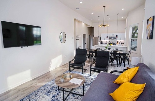 Eastside Promise Neighborhood House | Magnificent 4BR Near Famous Riverwalk and Downtown