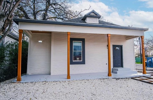Eastside Promise Neighborhood House | Magnificent 4BR Near Famous Riverwalk and Downtown