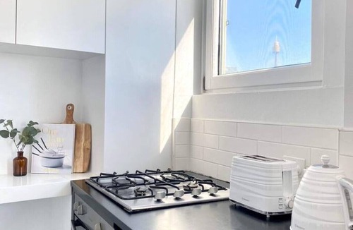 Potts Point Apartment | Magnificent Apartment with Harbour Bridge Views!