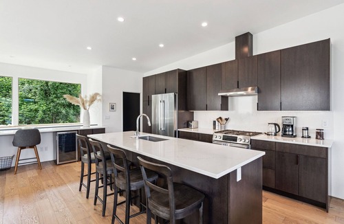 Hood River House | Magnificent brand new Townhome overlooking dt Hood River, garage