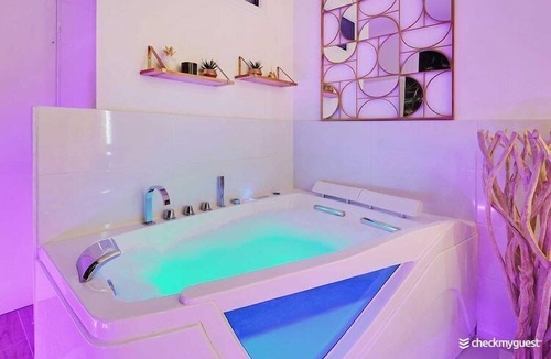 Pigalle Apartment | Magnificent Flat - 2BR/6P - Champs ElysÃ©es